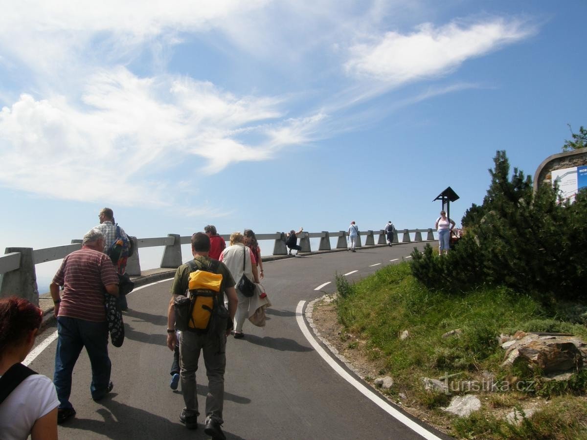 Dalla stazione a monte della funivia, è solo una breve passeggiata fino alla cima