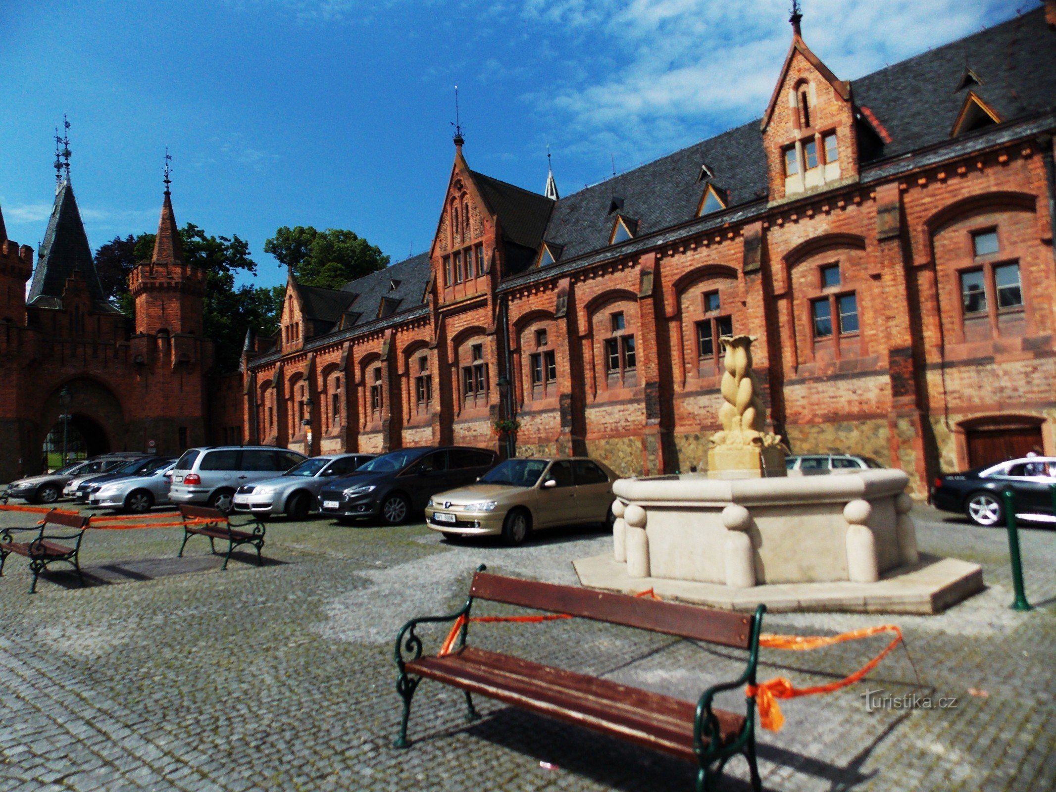 Vom Burgbrunnen bis zum Stadtbrunnen in Hradec nad Moravicí