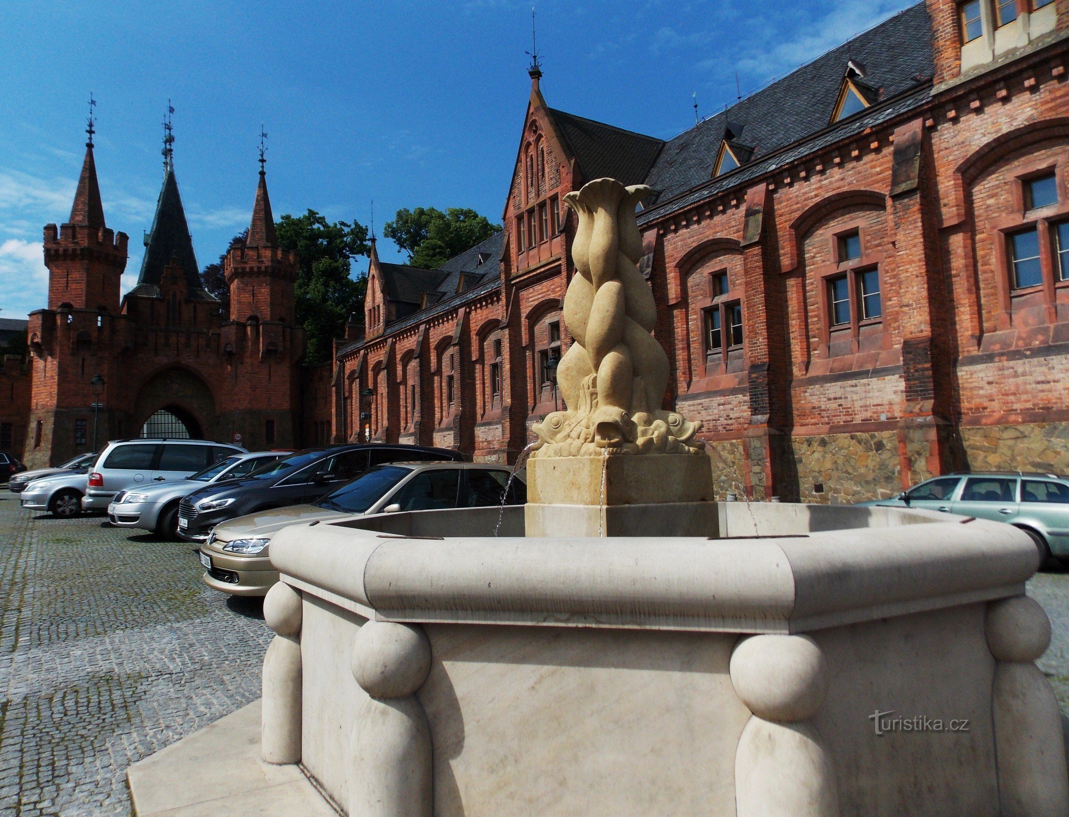 Du puits du château à la fontaine de la ville de Hradec nad Moravicí