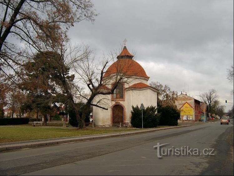 Depuis le sud-ouest : Vue de la chapelle depuis la rue Boleslavská, depuis la direction où se trouve l'église Nan