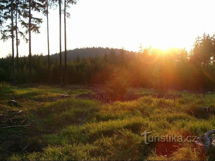 Lesnéstä: Očák auringonlaskun aikaan käännöksestä vuoren huipulle