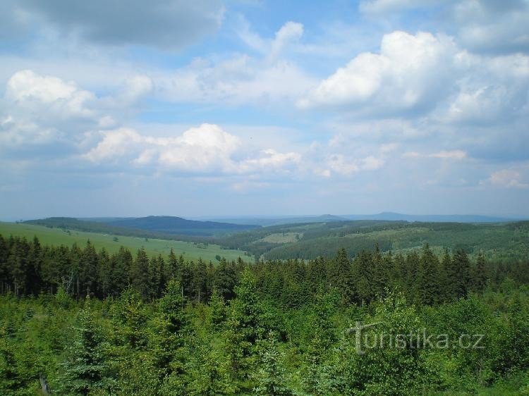 från Macechy: i förgrunden av naturreservatet Horská louka u Háje (förekomst av hotad