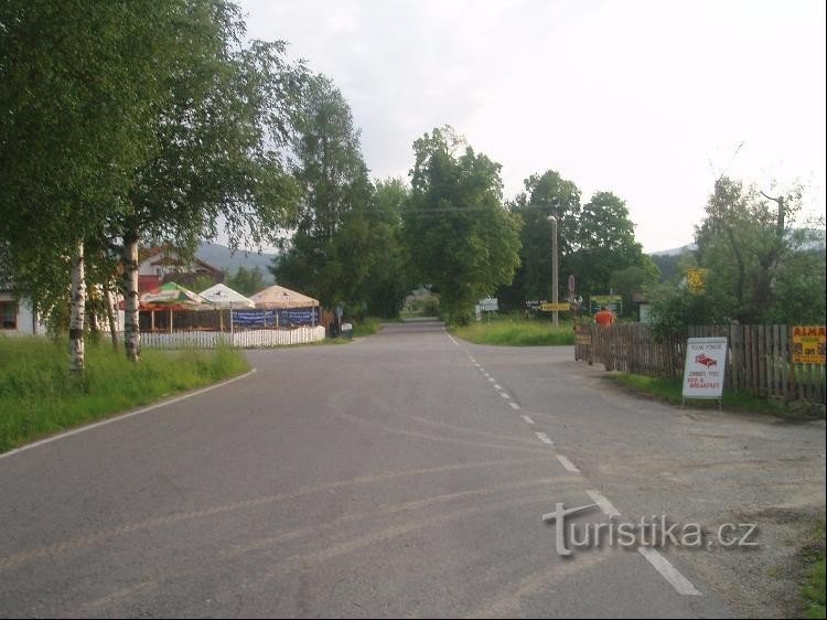 van de brug over Lipno naar het kruispunt (van Želnava)