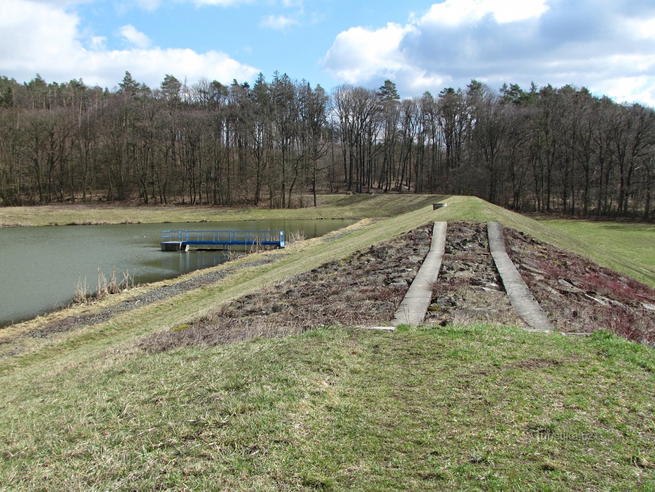 Del embalse de Mojeny a los misteriosos Hrádek y Hrad