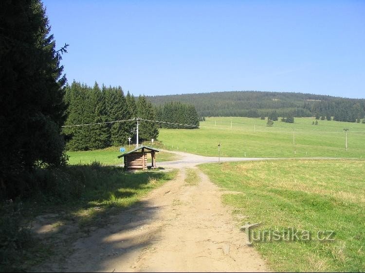 De r.nad Horní údolím até a placa de sinalização e para Heřmanovický vrch