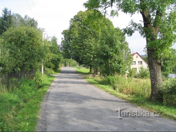 Od skrzyżowania Pod Spinou na przystanku skręć w lewo na Kútiska