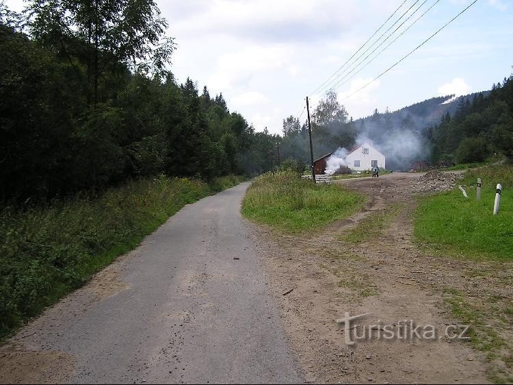 De la indicatorul spre Valea Slavíče