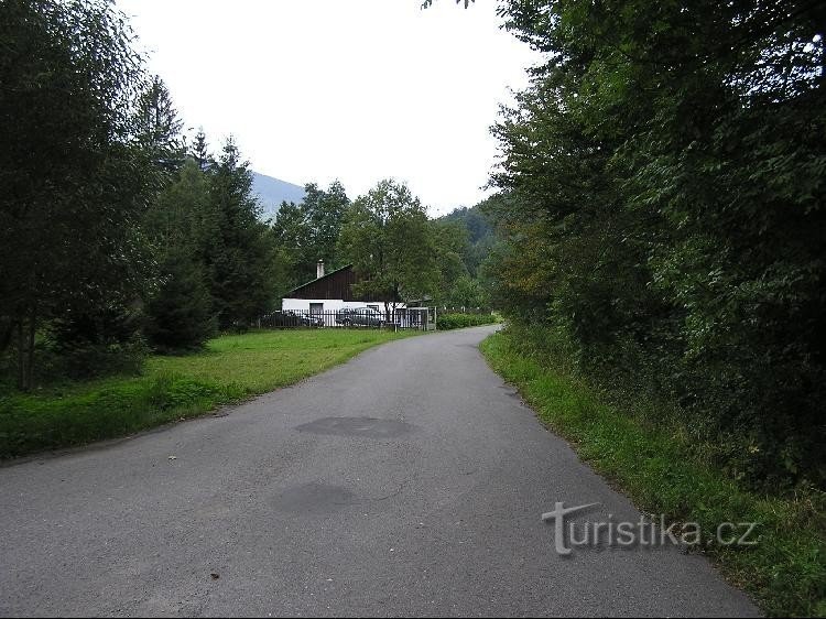 Van de wegwijzer naar de Morávka-dam