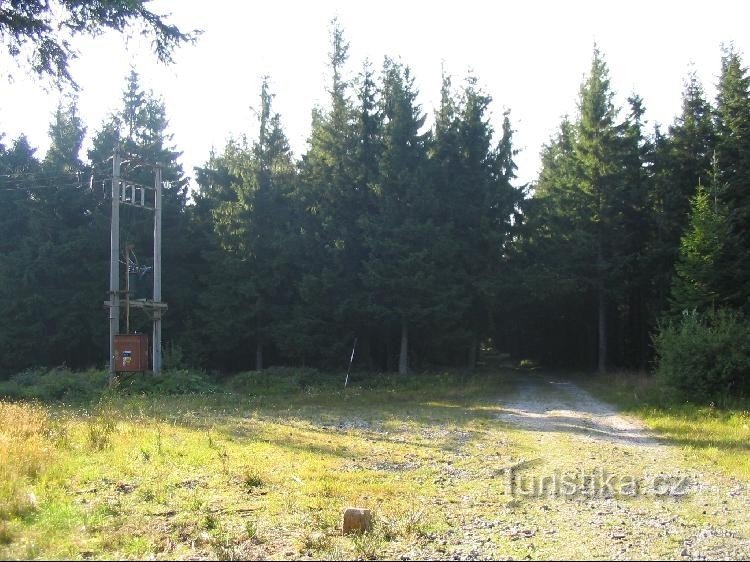 Vanaf de wegwijzer rond de helling door het bos naar Starohoří (niet langs de weg)