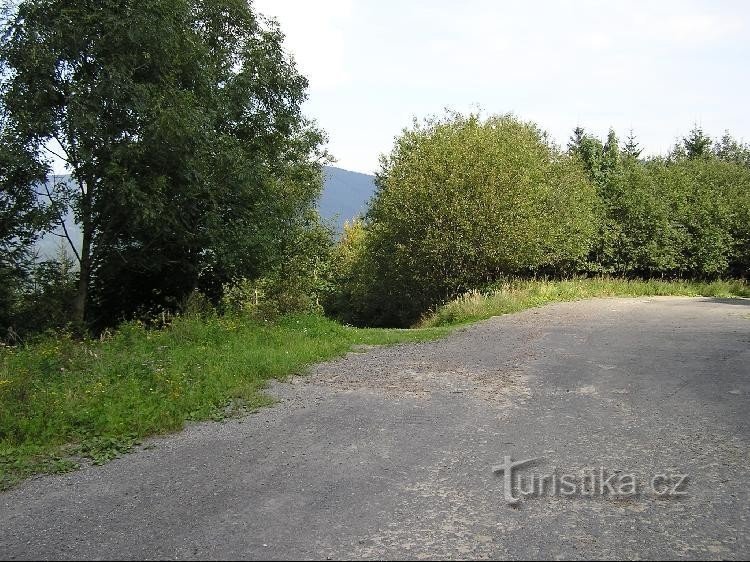 Vom Wegweiser zum Morávka střed (links durch den Wald), rechts auf der Straße bis zum Wegweiser über dem Damm