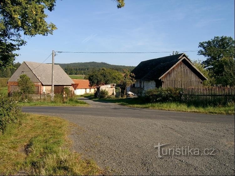 Do verde de Rozcestník: vista da placa de sinalização - verde direto para Křtí e Míšov, kri