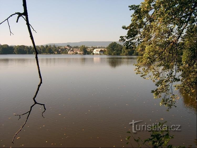 Desde Rožmitál: vista del estanque de Podzámecký desde Rožmitál Pod Třemšínem