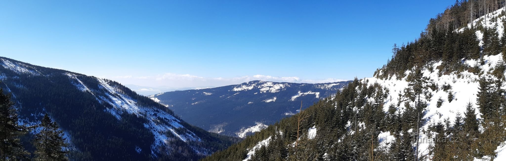 Cross-country skiing from Slaměnka back to Dolní Morava