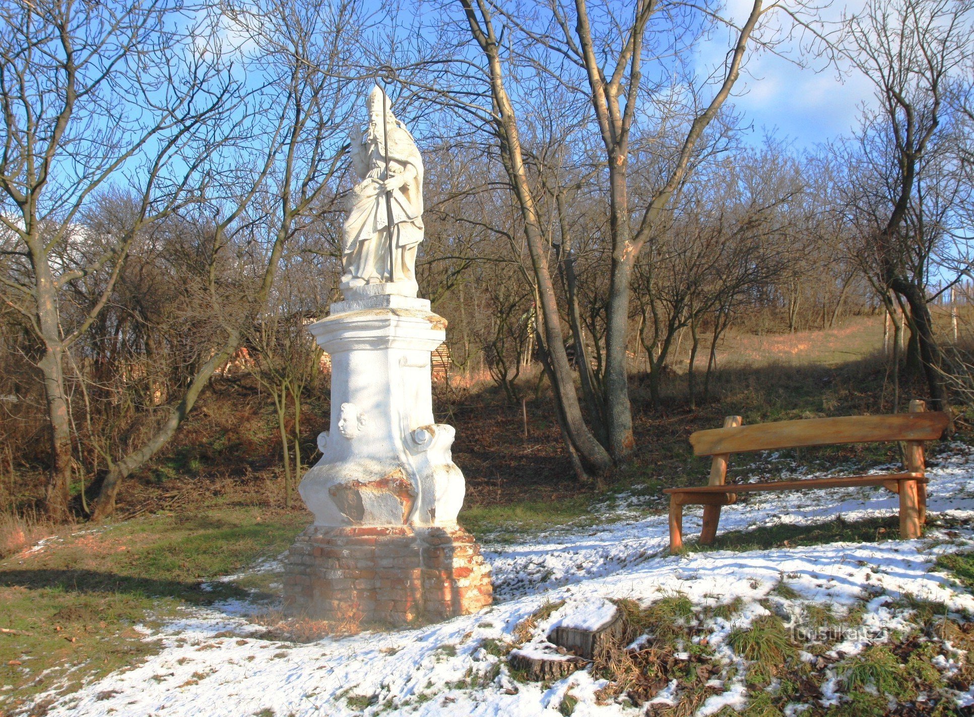 Er is een uitzicht op het dorp vanaf het standbeeld