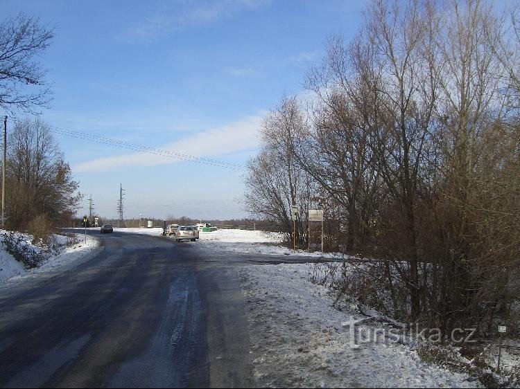 från Staříč till skylten, galleriet ligger till höger bakom parkeringen