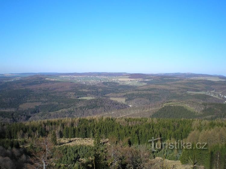 vanaf de masten: Svídnice-vallei, Schwartenberg (met hotel) en Ahornberg erboven zichtbaar