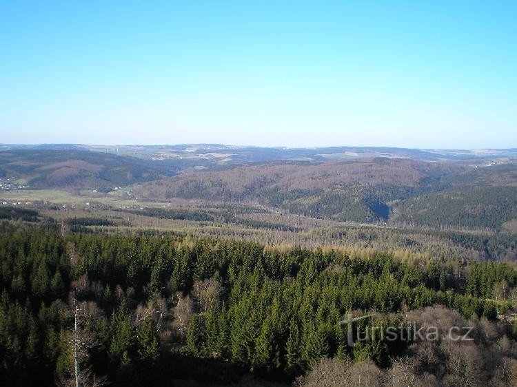 dagli alberi: la valle di Svídnice, il pendio dall'altra parte appartiene già alla Germania.
