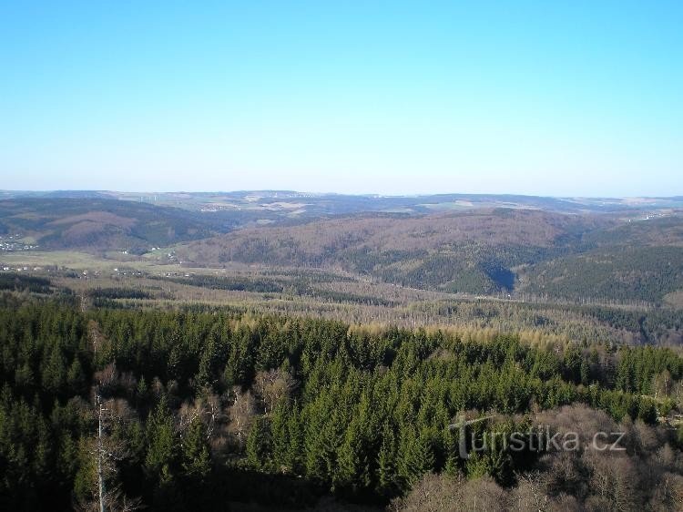 des mâts : la vallée de Svídnice, la pente de l'autre côté appartient déjà à l'Allemagne.