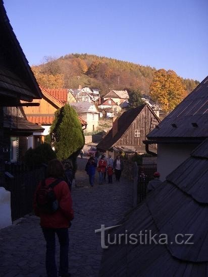 Od Troby do drogowskazu, w tle Bílá hora