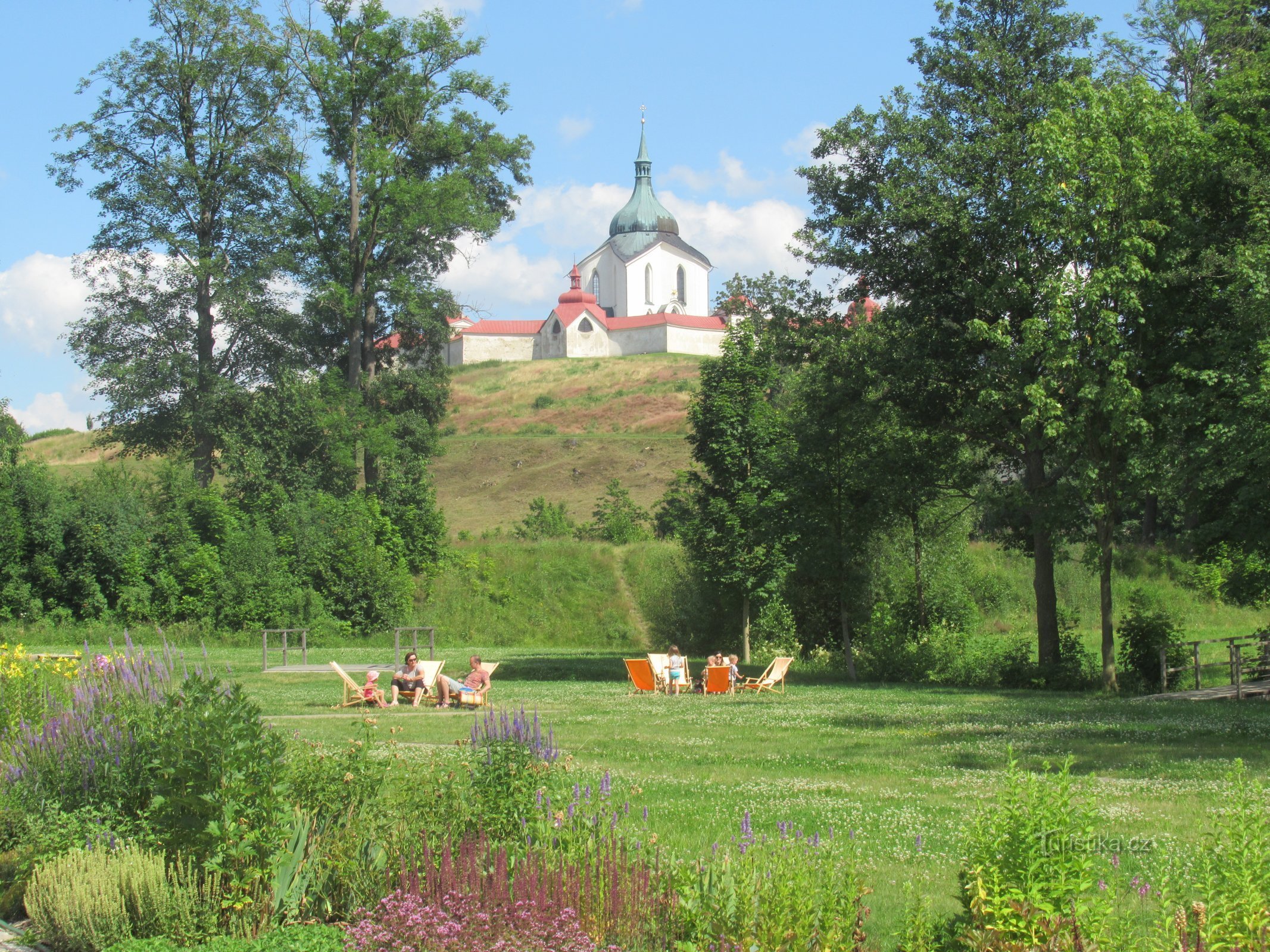 Der er en flot udsigt over pilgrimskirken fra den anlagte eng foran Museet (2020)