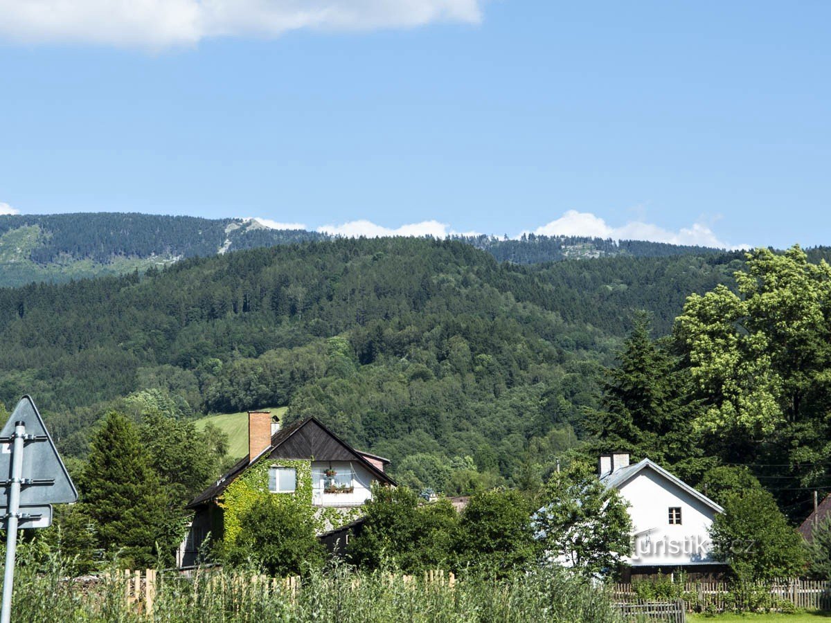 Vanaf Vernířovice, stenen aan de linkerkant, rotsen aan de rechterkant