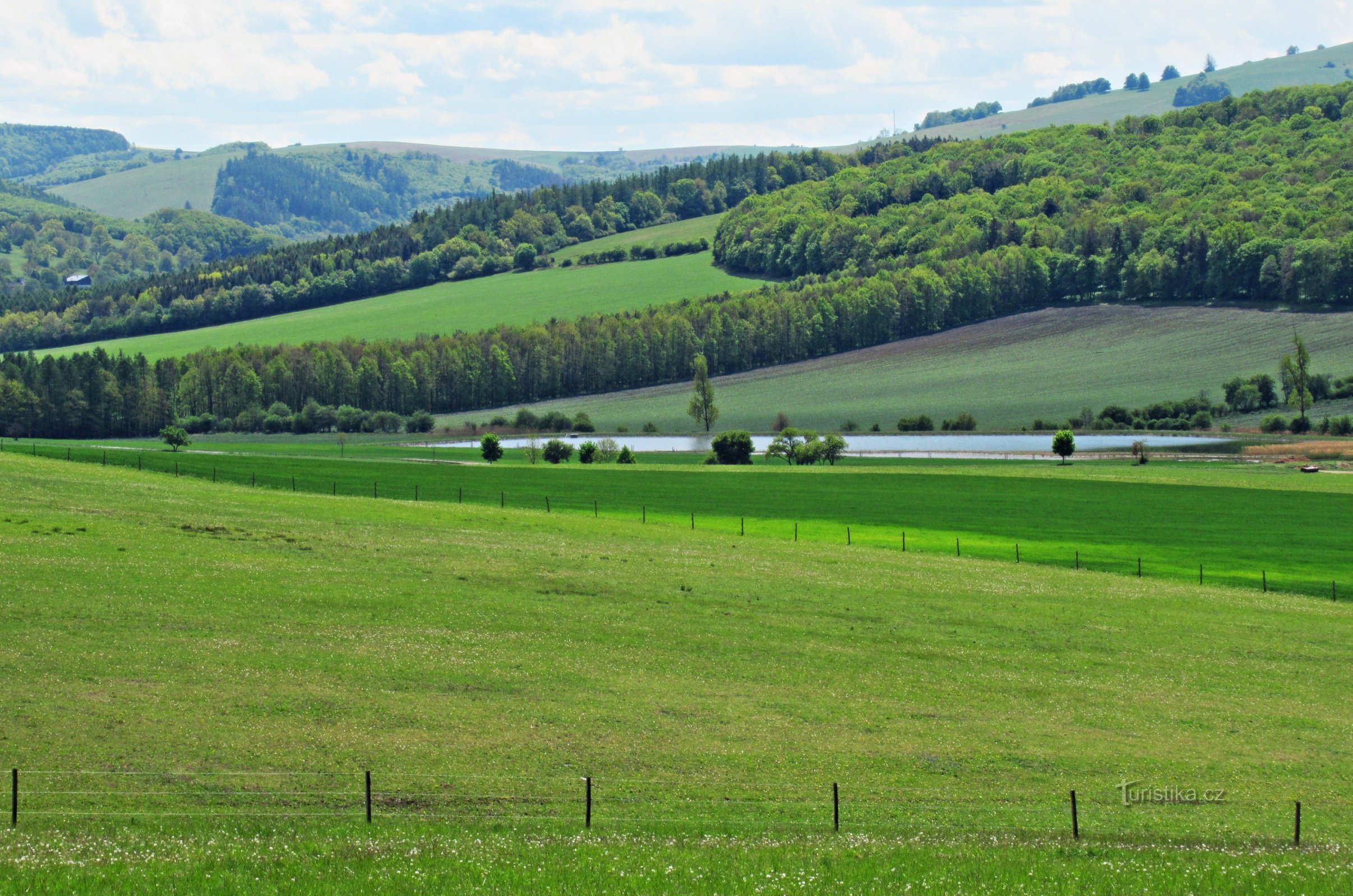 Van de windmolen boven Kuželov door de Bojiště-heuvel met uitzicht op het uitkijkpunt Drahy