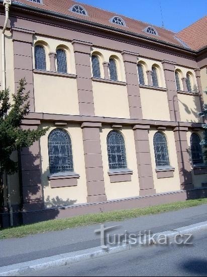 Från gatan Vítězná: utsikt över kyrkan från gatan Vítězná, väg nr 238