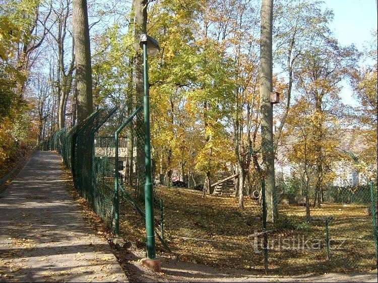 Do leste: vista do leste, um parque infantil moderno fica ao lado do Medvědárium