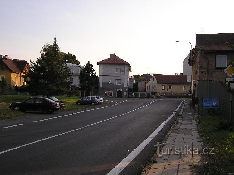 Von Žuchov zum Wegweiser, links zum Bahnhof, rechts nach Frenštát