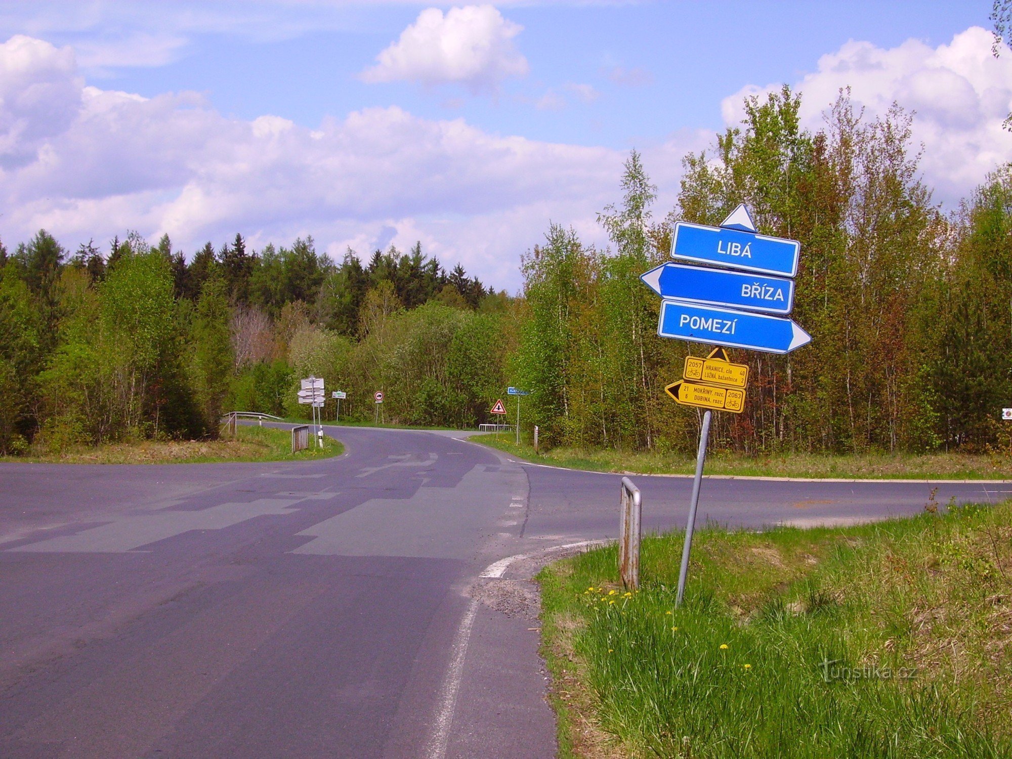 Biegen Sie auf die Route 2063 ab