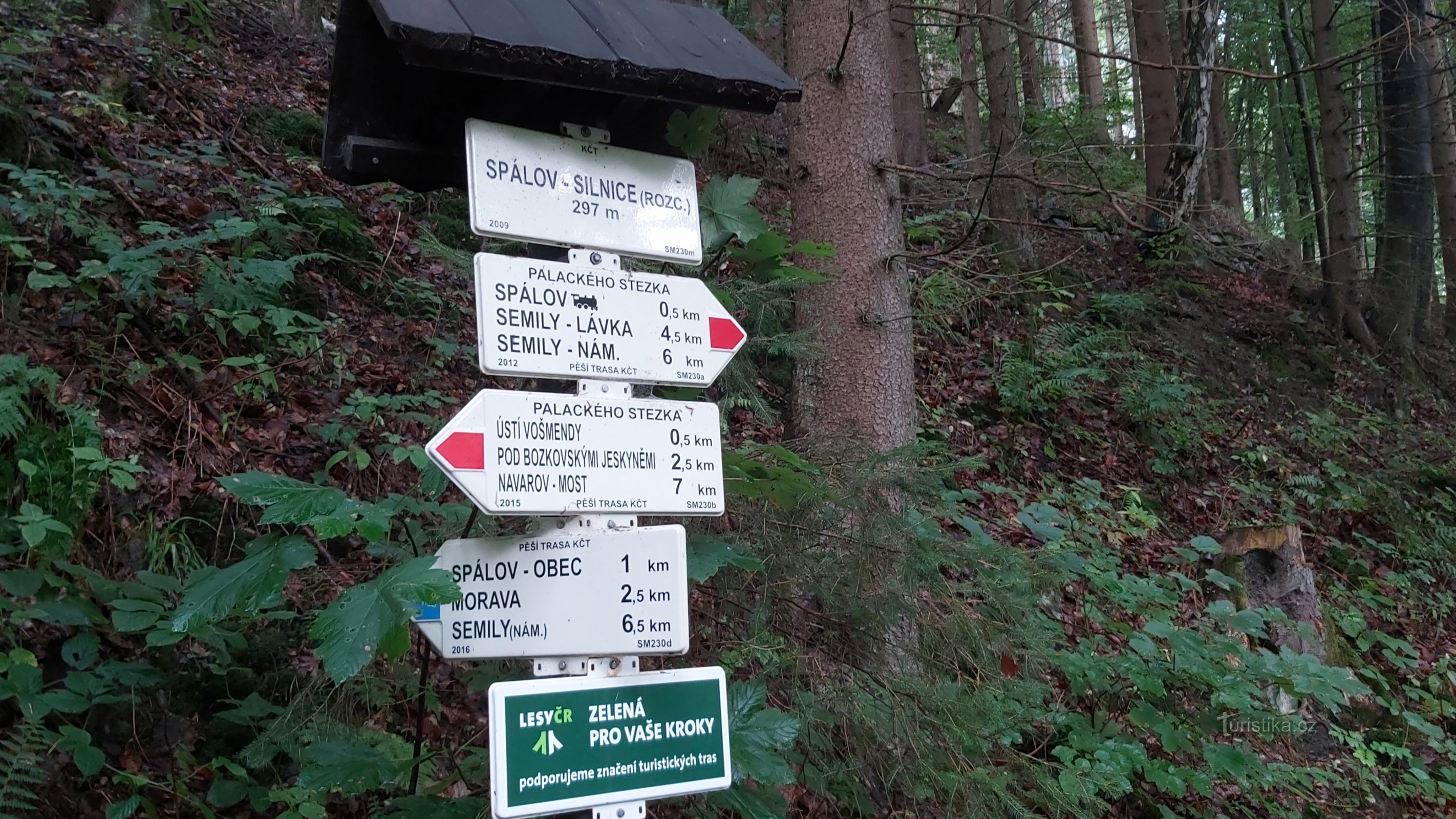 tourner à droite vers le village de Spálov