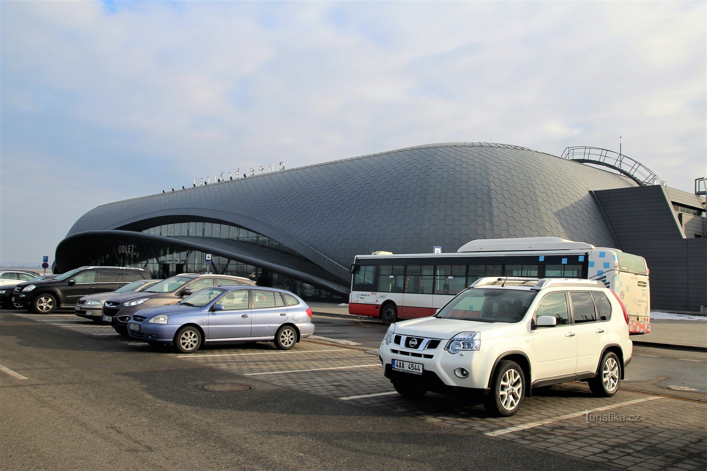 トゥラン空港の出発ホール