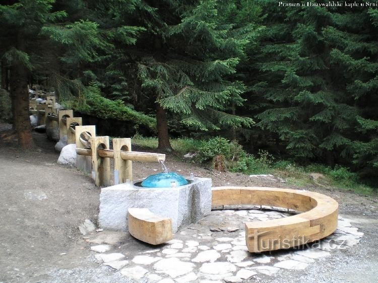 Rustplaats met geneeskrachtig water in de buurt van de kapel Oorspronkelijk was hier een bron