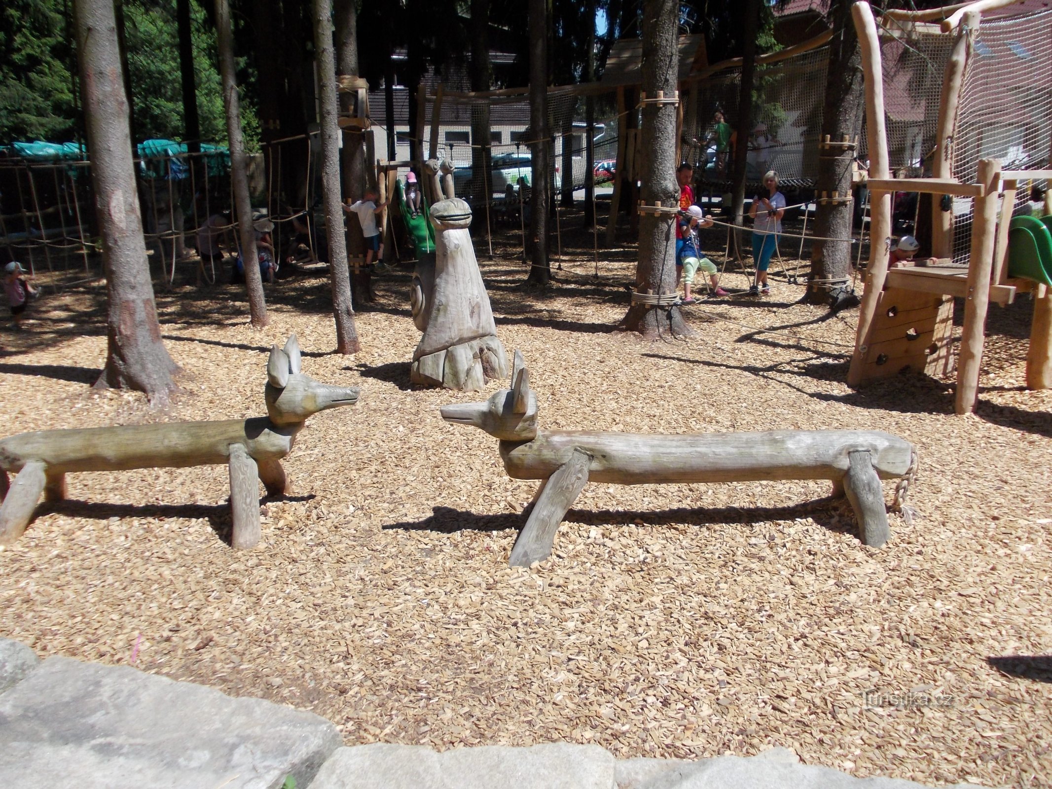 park rekreacyjny dla dzieci pod wieżą widokową
