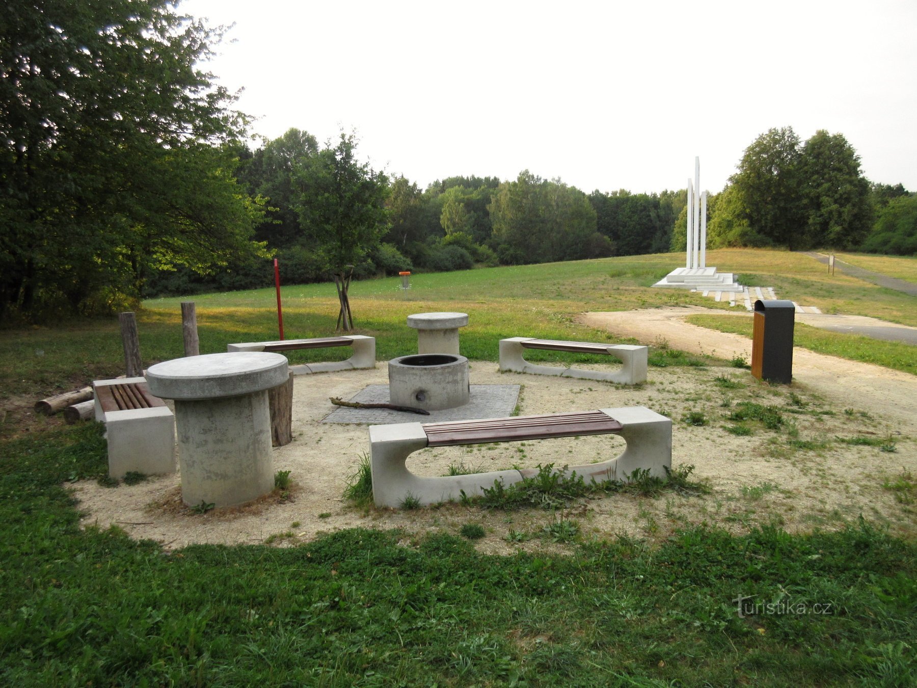 Rasteplads i baggrunden med monument