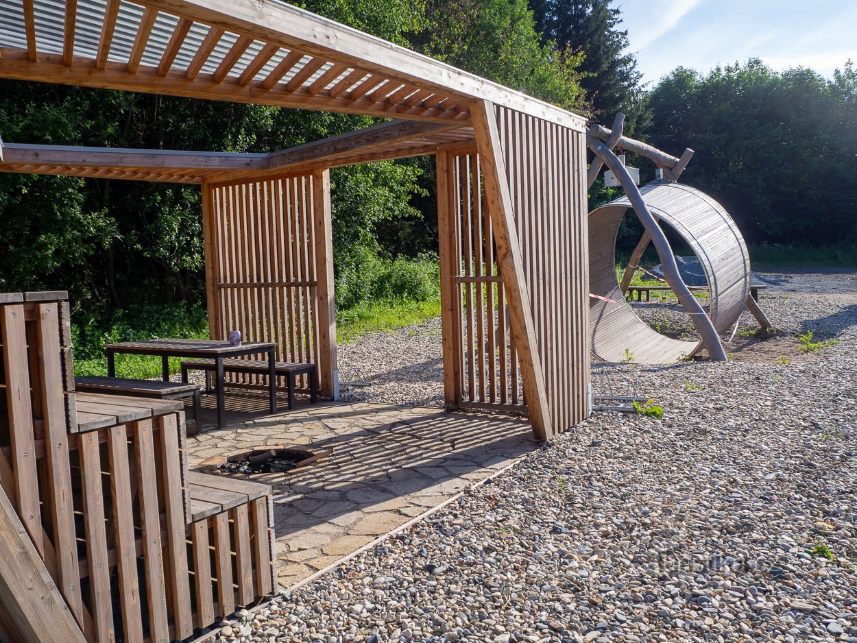 Zona de descanso y parque infantil bajo Jahodnicí