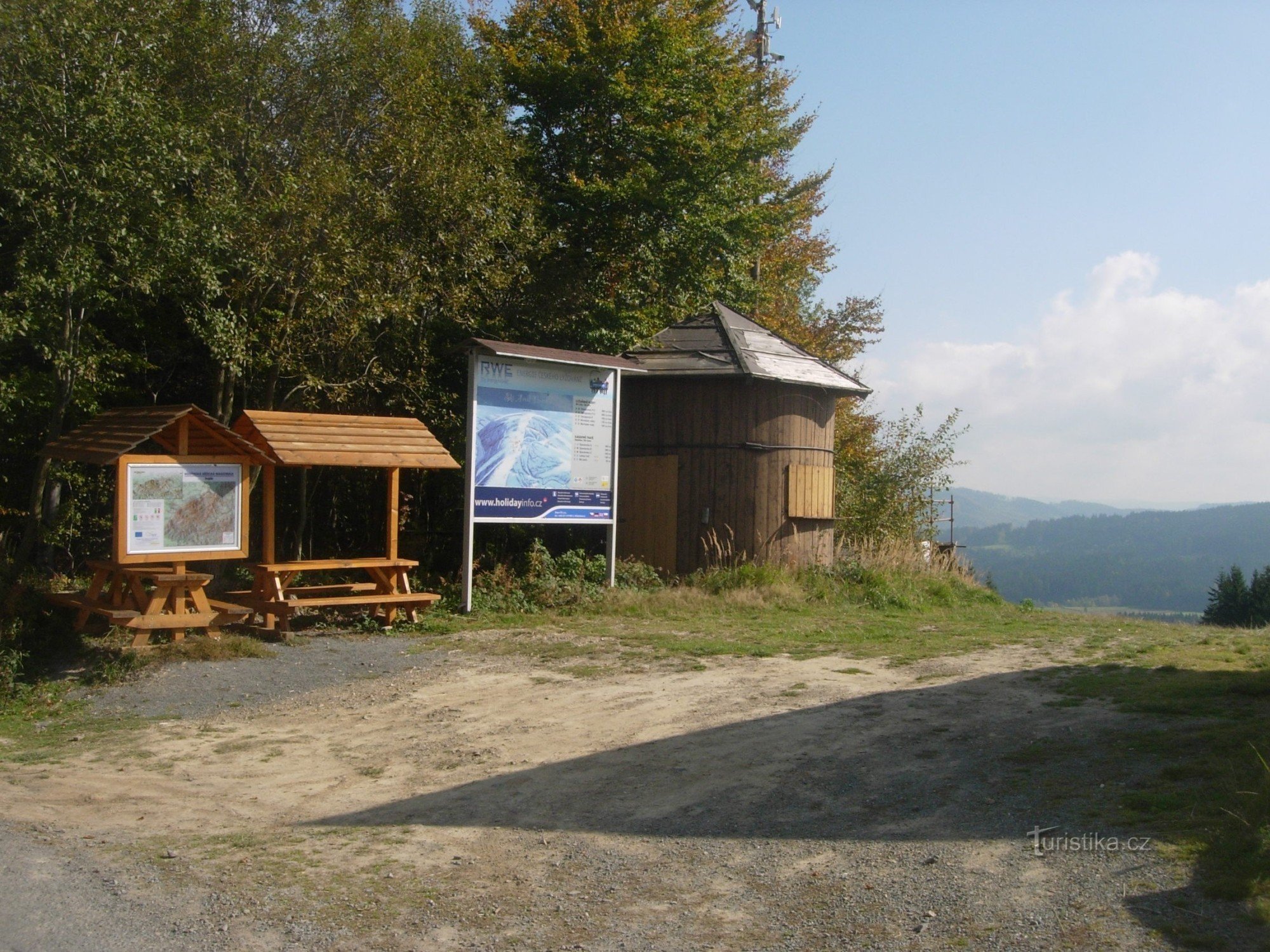 Área de descanso na estrada de esqui acima do cruzamento de Troják