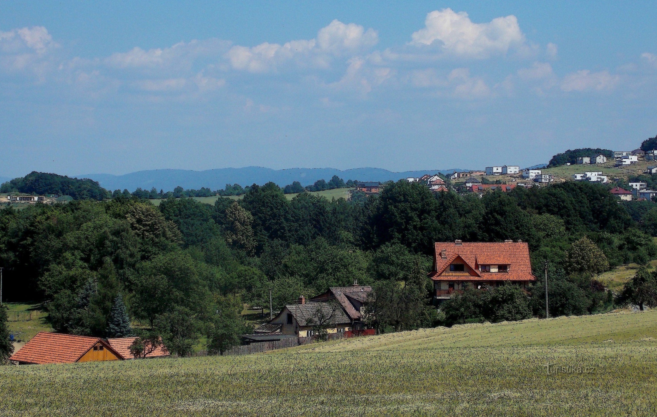 Pomeriggio passeggiata attraverso la foresta con vista su Zlín