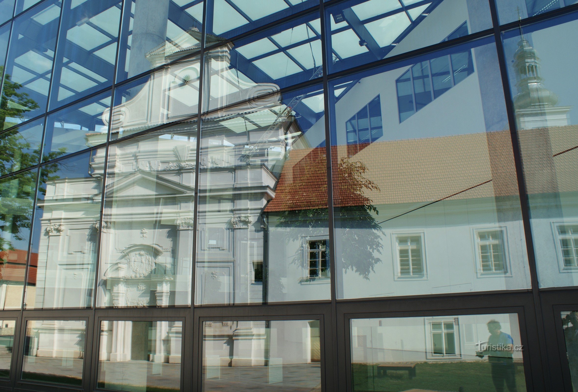 phản chiếu ở mặt tiền phía nam trong tấm kính của trường Škoda