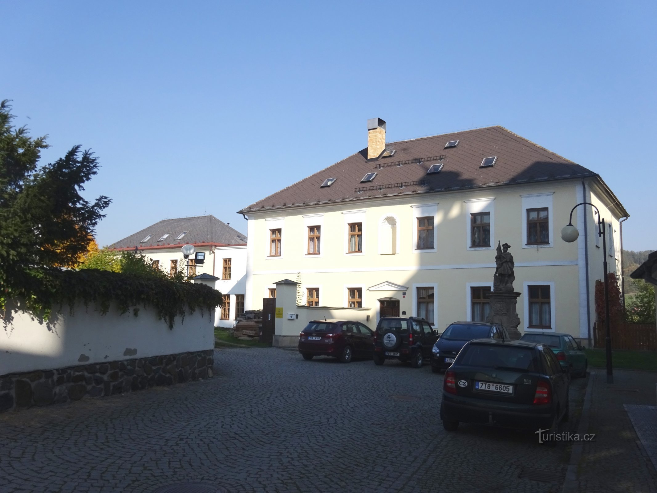 Odry - bâtiment du presbytère et statue de St. Floriane