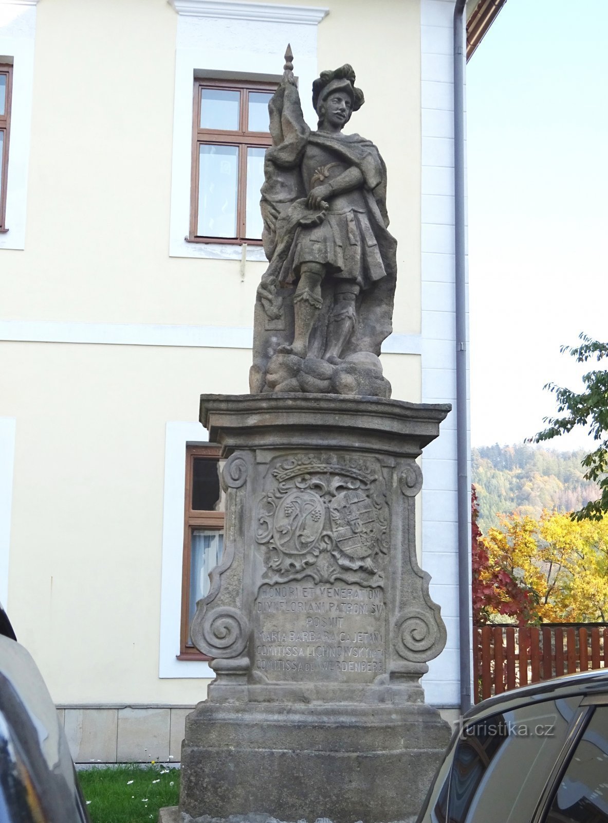 Odry - Pfarrhaus und Statue des hl. Floriana