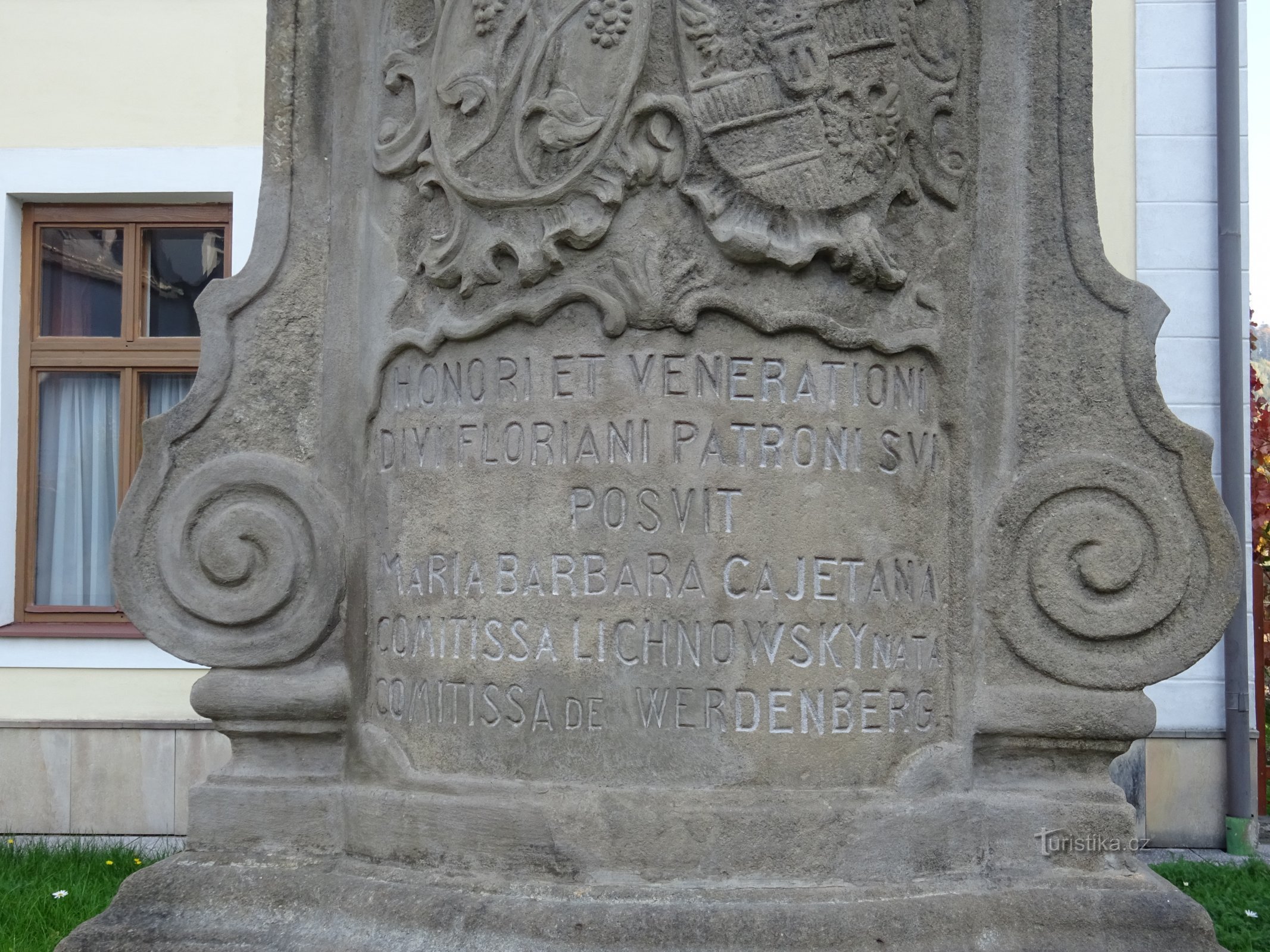 Odry - Pfarrhaus und Statue des hl. Floriana