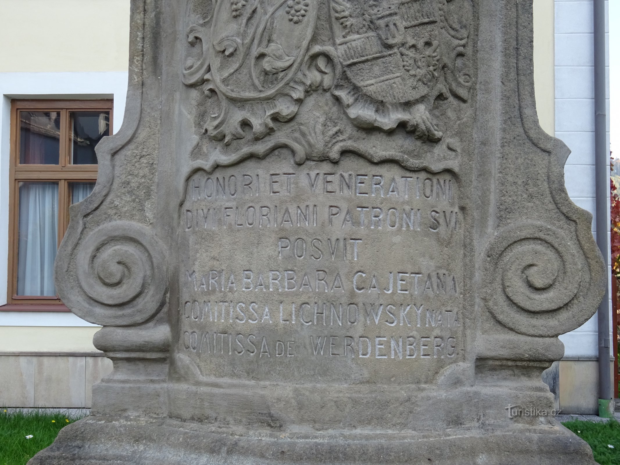 Odry - edificio della canonica e statua di S. Floriana