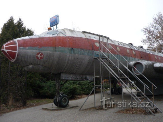 Avião estacionado em frente à piscina de Olomouc