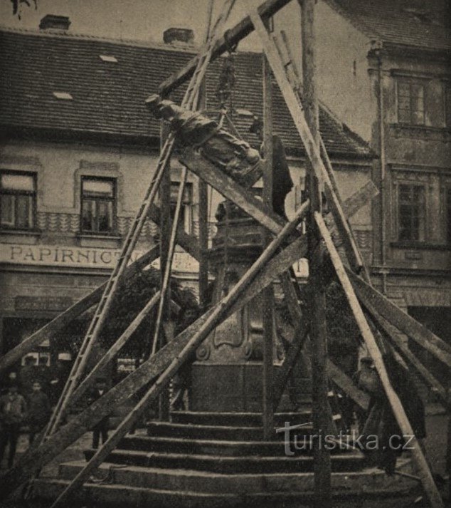 Odstraňování sochy sv. Jana Nepomuckého v České Skalici (1919)