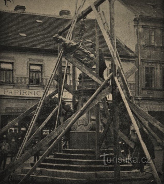 Quitar la estatua de St. Juan de Nepomuco en Česká Skalica (1919)