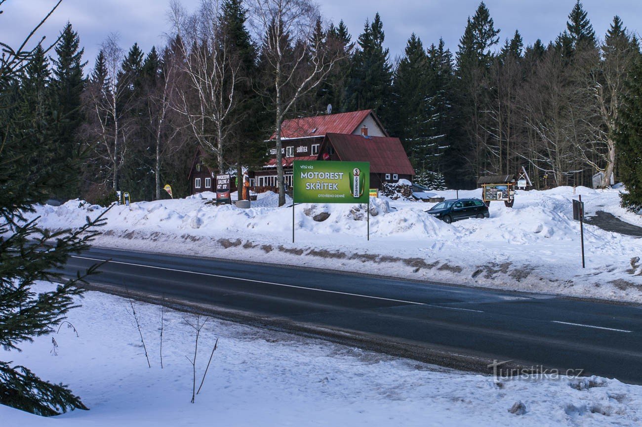 Visszanézve a kocsma mögé