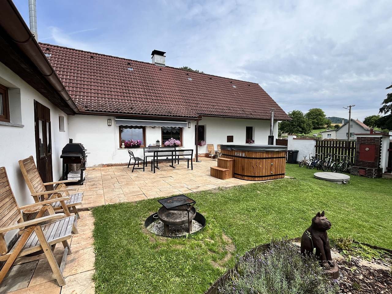 Ohniště, gril a koupací sud na dvoře