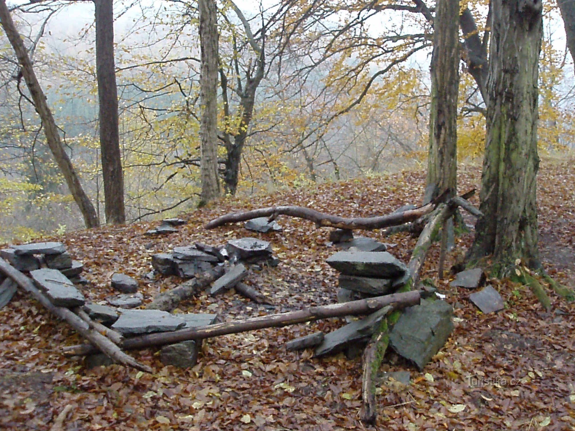 kandalló az egykori udvarban