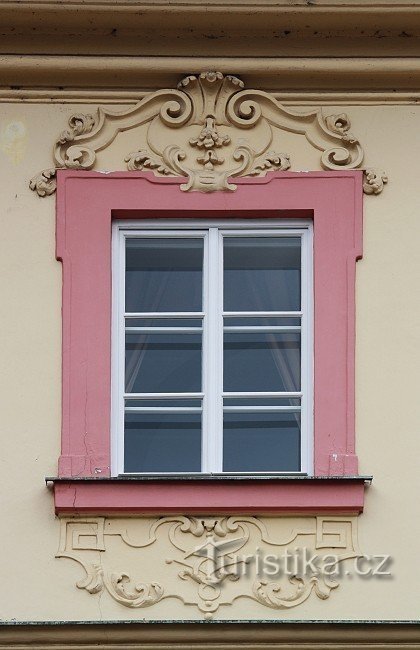サッシと漆喰の装飾が施された窓